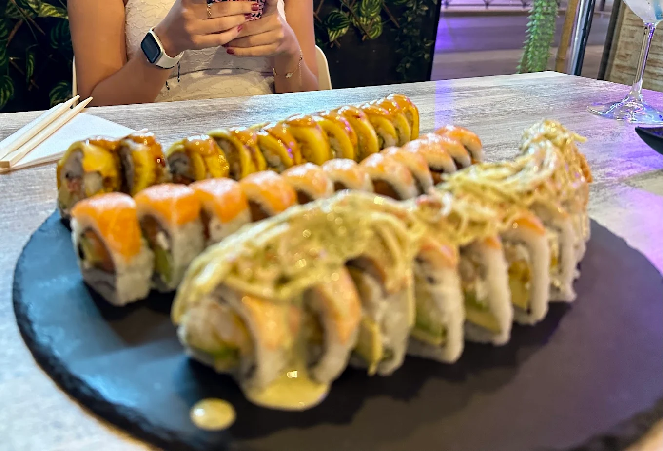Plato de sashimi mixto con wasabi y jengibre